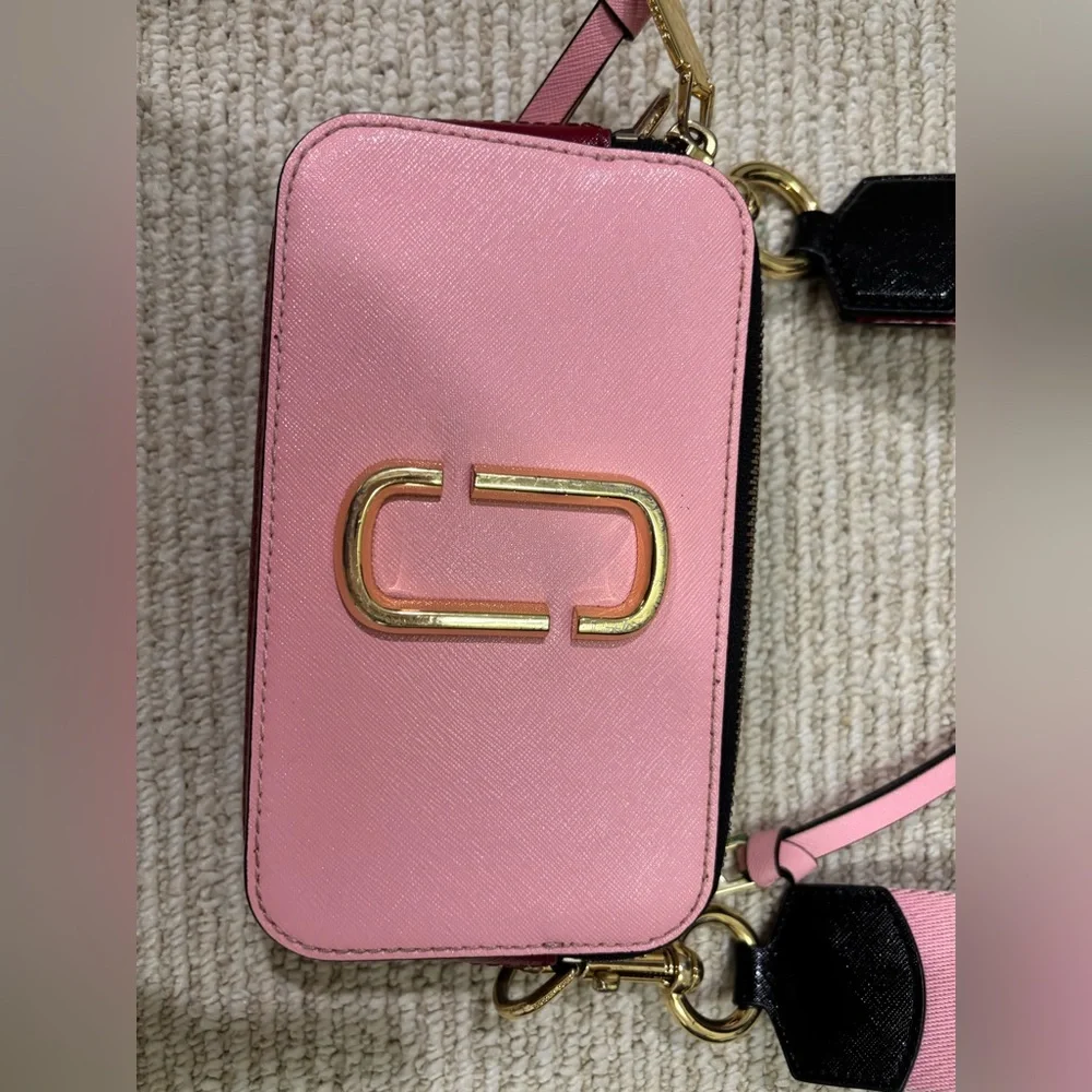 Marc Jacob’s purse
Marc Jacob’s cross body 
Pink Marc Jacob’s cross body - Picture 2 of 6